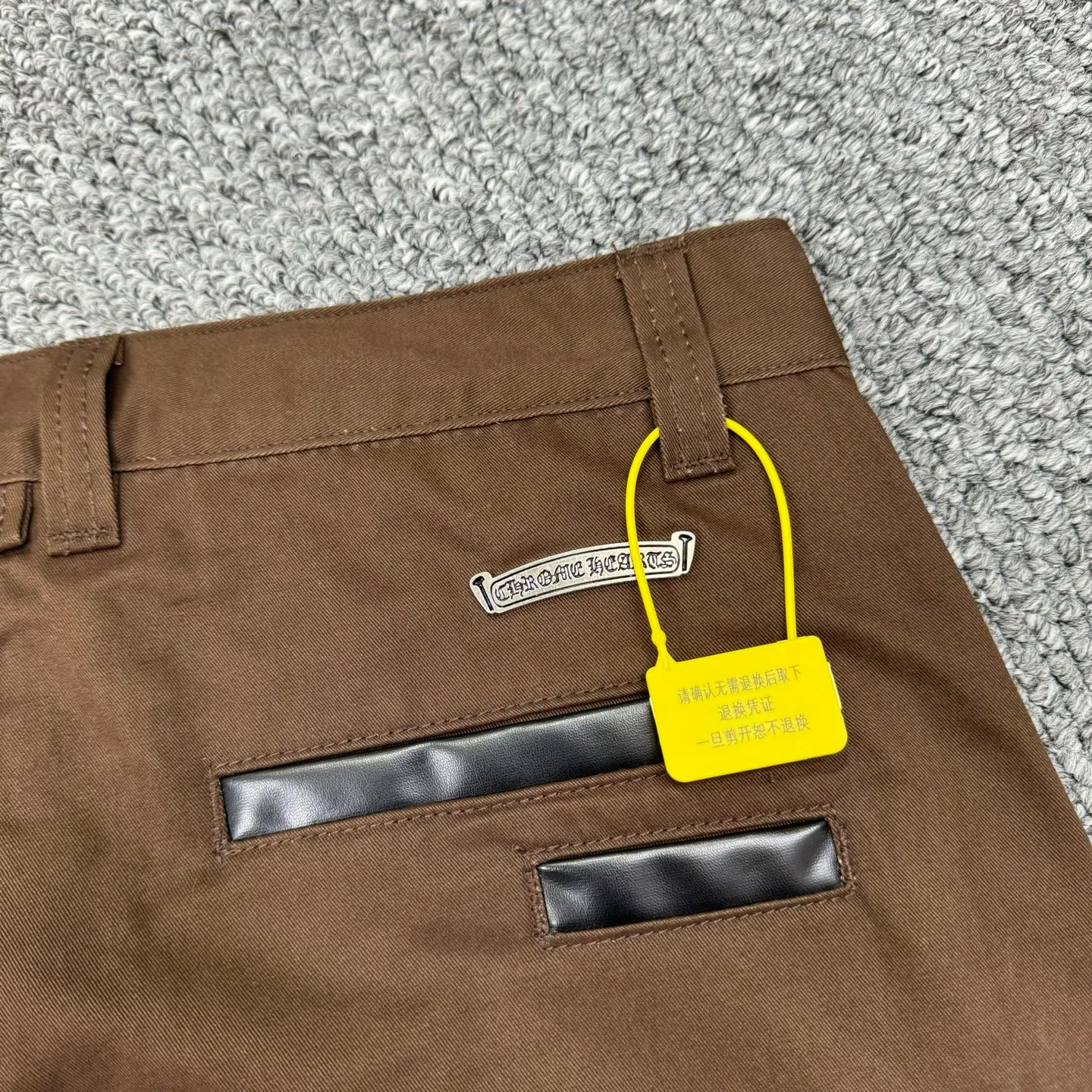 P260 model number: H853 ChromeHearts & ChromeHearts Brown casual pants and jeans. Original hardware and accessories, washed and other hanging tags. The QR code analysis is all from the original factory, with a high degree of restoration. You are welcome to compare with a certain product~ Three-dimensional version Loose and comfortable, not picky about the figure, taller and slimmer, factory Seiko, original factory quality control, same style for men and women, can be matched with couples, versatile recommendation, must-have jeans for all seasons, fashionable people have been disappointed From the quality selection of fabrics, the tailoring of details, and the matching of patterns, everything is impeccable! The upper body is so handsome when worn...it can be easily worn by men, women and children! The craftsmanship is made of heavy-duty washed pure cotton denim fabric. After washing, it is soft and thick and looks very stylish when worn. Size: 28, 30, 32, 34, 36 (S-XXL) Color: Brown